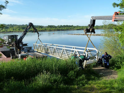 Fixation de la passerelle sur ponton