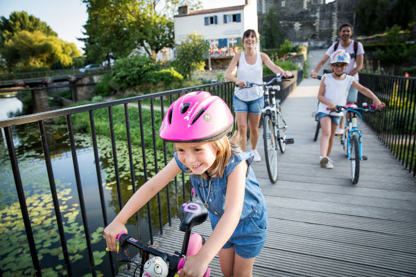 Famille à vélo sur la passerelle du Havre