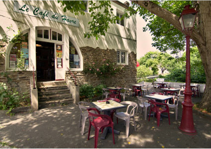 Entrée et terrasse du Café du Havre Oudon