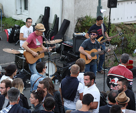 groupe musiciens dans la rue