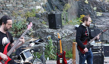 2 guitaristes au pied de la Tour