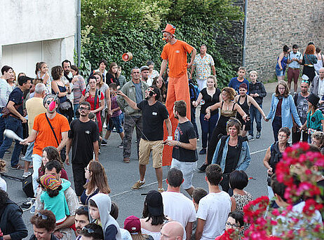 un jongleur et un échassier